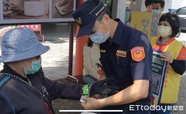 ▲51連續假期將至，台南市警局為確保轄區各道路交通順暢，累計規劃交通崗178處，動員1495名警力維持景點風景區與各主要道路交通順暢，並派員宣導防疫。（圖／記者林悅翻攝，下同）