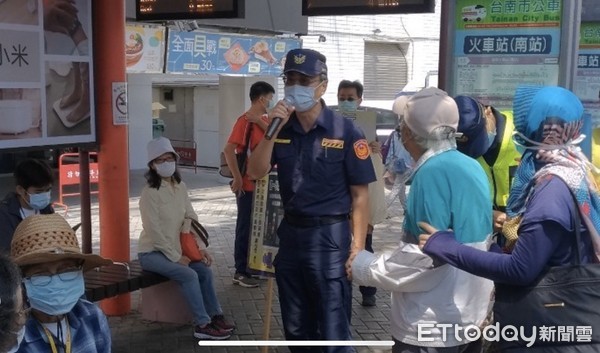 ▲51連續假期將至，台南市警局為確保轄區各道路交通順暢，累計規劃交通崗178處，動員1495名警力維持景點風景區與各主要道路交通順暢，並派員宣導防疫。（圖／記者林悅翻攝，下同）