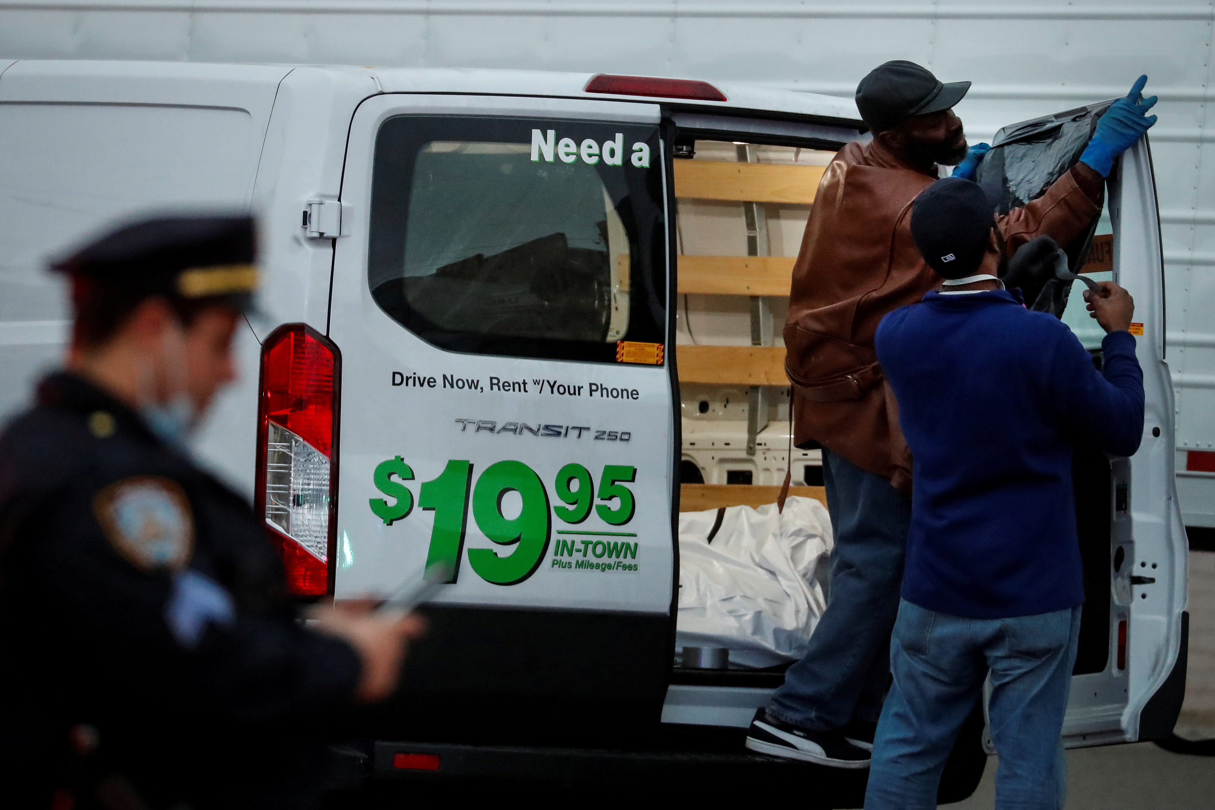 ▲▼紐約殯儀館外發現普通貨車被用存放遺體。（圖／路透）
