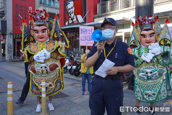 ▲51連續假期將至，台南市警局為確保轄區各道路交通順暢，累計規劃交通崗178處，動員1495名警力維持景點風景區與各主要道路交通順暢，並派員宣導防疫。（圖／記者林悅翻攝，下同）