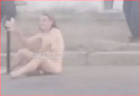 ▲烏克蘭驚見一名女子全身赤裸逛大街，手裡還拿著一顆人頭！(圖／影片截圖)
