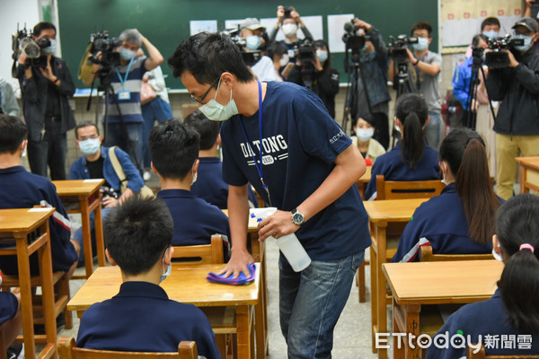 ▲台北市會考演練，用餐後桌面酒精消毒。（圖／記者林敬旻攝）