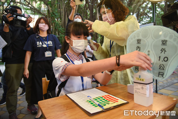 ▲台北市會考演練，體溫複檢區。（圖／記者林敬旻攝）