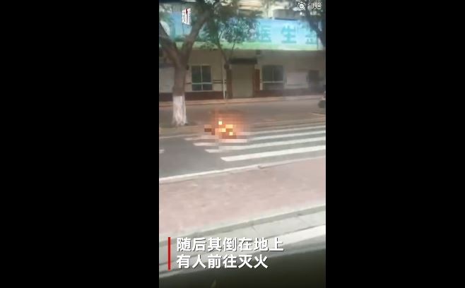 ▲▼街友當街被燒死，路人全冷漠走過。（圖／翻攝自微博）