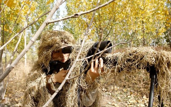 ▲解放軍「女槍王」白宇曦在叢林裡進行狙擊訓練。（圖／翻攝新華網）