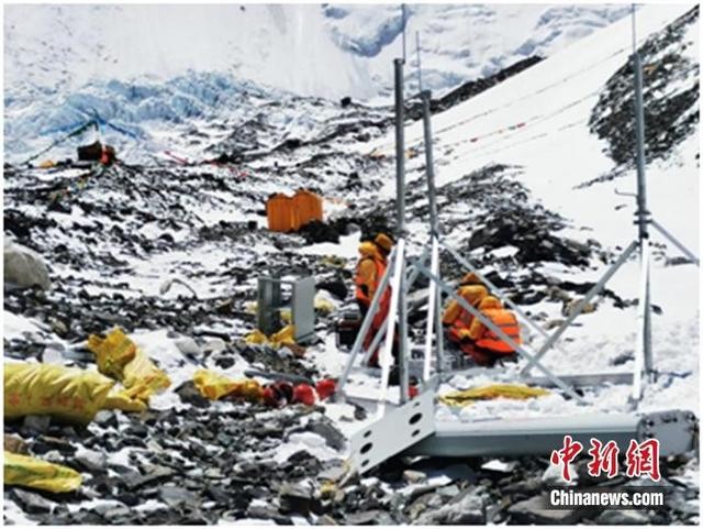 ▲中國移動工作人員於聖母峰上架設5G基地台。（圖／翻攝中新網）