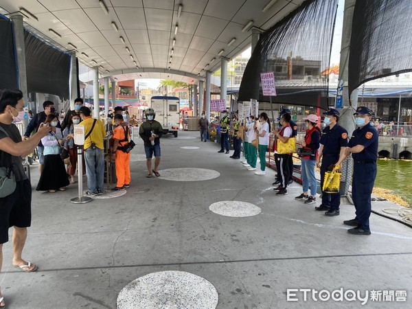東港警分局於1日假配合衛生單位人員，在東琉碼頭等處向遊客宣導「保持社交安全等措施             。（圖／記者陳崑福翻攝）