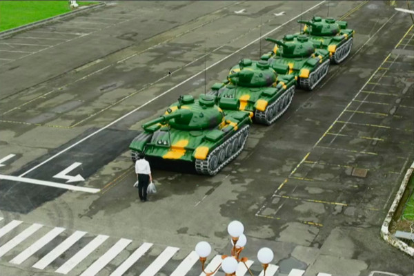▲▼ 《犬儒共和國：1989》當中4部坦克車對著「坦克人」。（圖／翻攝自空總《姚瑞中：犬儒共和國》記者會直播畫面）
