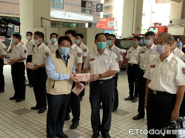 ▲台南市長黃偉哲及台南市義勇消防總隊總隊長黃崇銘暨總隊幹部，慰問防疫期間消防局執勤消防人員辛勞。（圖／記者林悅翻攝，下同）