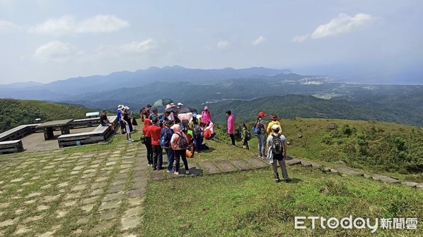 ▲▼草嶺登山客暈倒。（圖／地方中心翻攝）