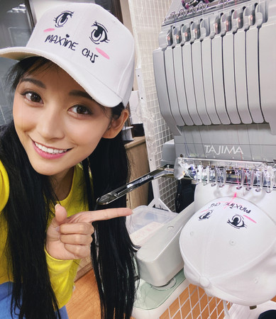 ▲▼祈錦鈅和日本電腦刺繡廠商TAJIMA （田島）合作推出「大眼限定帽」。（圖／固力狗娛樂提供）