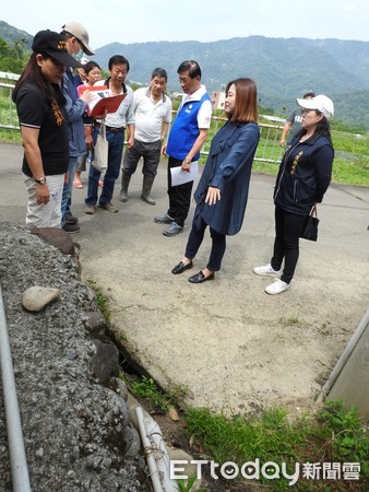 ▲▼南投縣長林明溱到埔里、國姓偏遠山區勘查受損農路，看到農路路面及排水溝破損危及通行安全，加碼匡列經費改善。（圖／南投縣政府提供）