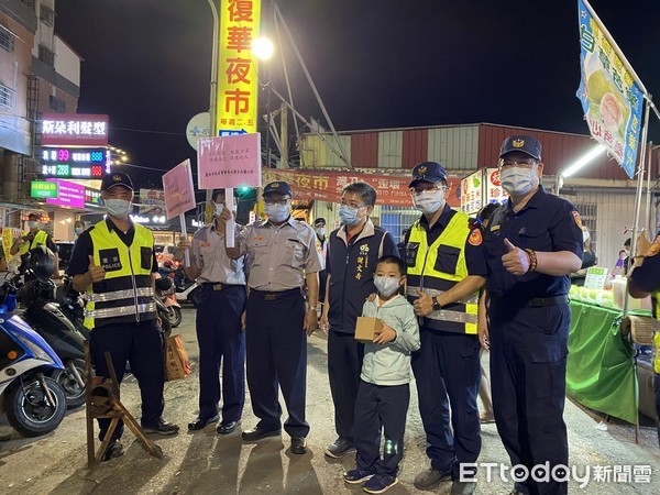 ▲51連假一連三天，台南市警局所屬各分局，在轄區內觀光景點全力疏導交通及結合民眾宣導防疫措施。（圖／記者林悅翻攝，下同）