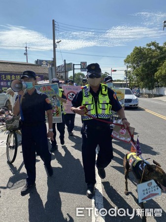 ▲台南市警善化分局前往善化區「牛墟市集」，執行交安及防疫等宣導，警衛犬「霸王」也參與其中，身前掛著宣導標語，受到注目吸睛。（圖／記者林悅翻攝，下同）