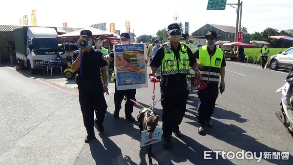 ▲台南市警善化分局前往善化區「牛墟市集」，執行交安及防疫等宣導，警衛犬「霸王」也參與其中，身前掛著宣導標語，受到注目吸睛。（圖／記者林悅翻攝，下同）