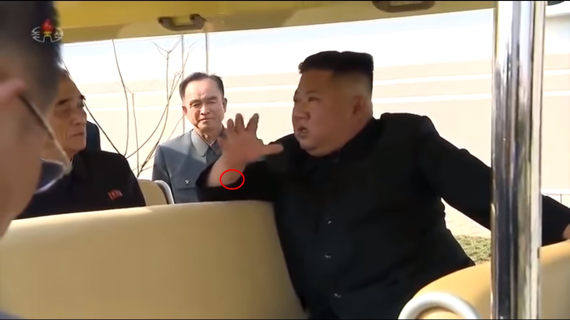 ▲▼ 金正恩右手手腕處出現不明深色痕跡。（圖／翻攝自北韓官媒）