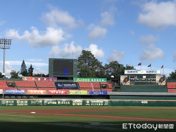 ▲台南棒球場外野大螢幕。（圖／記者賴冠文攝）