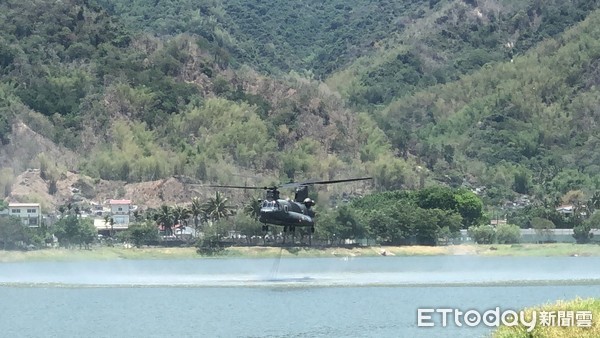 ▲陸軍航特出動直升機協助滅美濃森林火警             。（圖／記者吳奕靖翻攝）