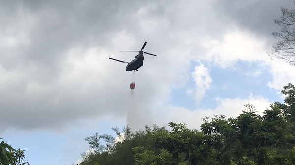 ▲▼高雄美濃森林大火，陸軍直升機空中滅火25趟。（圖／陸軍航特部提供）