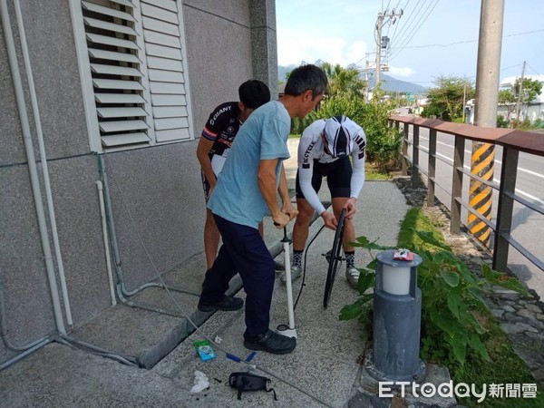 ▲▼員警用補胎貼片協助補胎打氣，並送上補給品讓黃男繼續上路。（圖／台東縣警察局提供，下同）