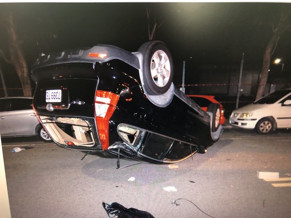 ▲王男不服取締，飆速逃離現場連撞路邊3輛車。（圖／民眾提供）