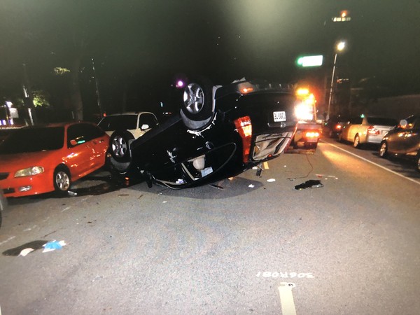 ▲王男不服取締，飆速逃離現場連撞路邊3輛車。（圖／民眾提供）