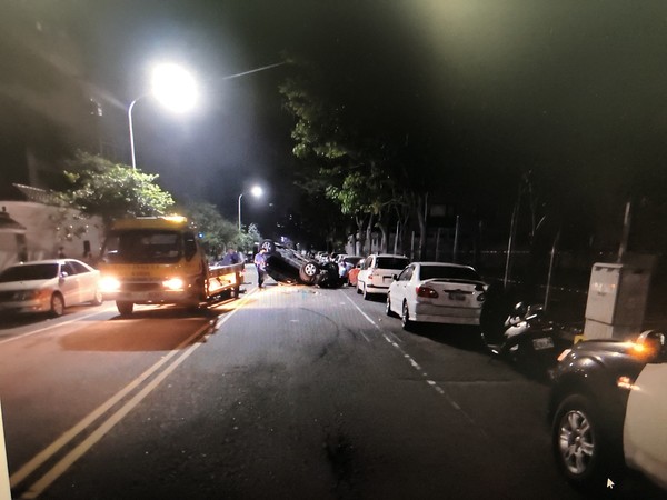 ▲王男不服取締，飆速逃離現場連撞路邊3輛車。（圖／民眾提供）