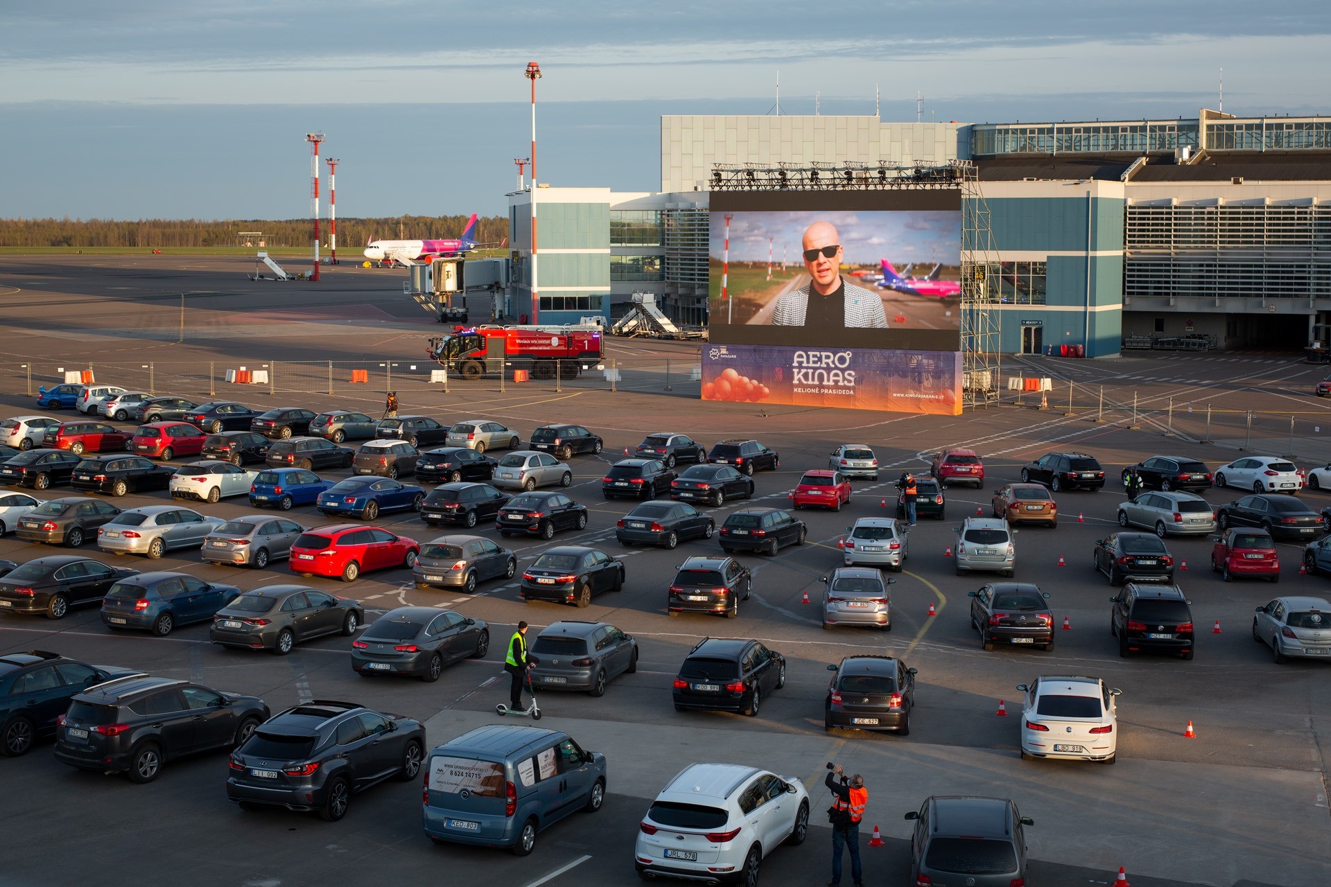 ▲▼停機坪變「汽車電影院」。（圖／翻攝自Facebook／Kino Pavasaris | Vilnius International Film Festival）