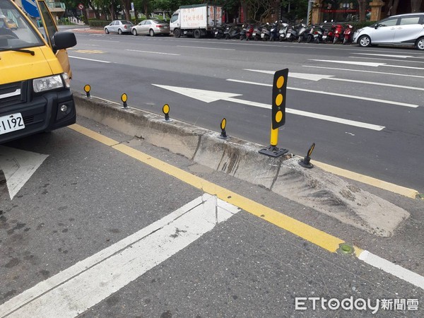 ▲台北市北投區承德路七段該分隔島創下單月7車撞上卡住的離奇狀況，警方緊急加裝警示牌希能減少車禍發生。（圖／記者張君豪翻攝）