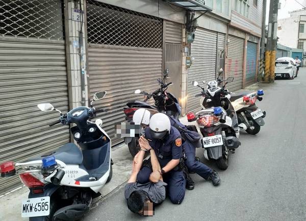 ▲男子揚言對女友家人不利，警獲報火速逮捕起出刀械。（圖／翻攝自網路）