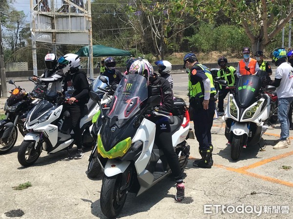 ▲182追焦團內門紫雲宮舉辦「2020車聚大會師」活動，活動號召約300人參加，歸仁分局特實施聯合稽查勤務。（圖／記者林悅翻攝，下同）