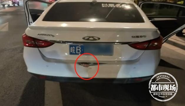 前面後車廂露出「一隻手求救」！駕駛報案：有人被綁架　警急攔截真相曝光。（圖／翻攝《都市現場》）