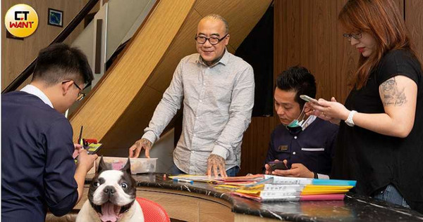 阮橋本15歲就投入殯葬業，目前是禮儀社社長，年少時就開始免費幫清寒族群處理後事，兒子死後成立救援協會繼續行善。（圖／張文玠攝）