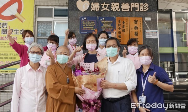 ▲屏東縣潮州鎮妙光禪寺住持見引法師（前排左 ）致贈素食便當及鮮花給安泰醫院東港、潮州院區醫護人員加油打氣，由榮譽院長蘇清代表接受              。（圖／記者陳崑福翻攝）