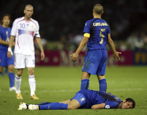 ▲2006年世界盃法國席丹頭槌義大利馬特拉齊，遭判紅牌出場。（圖／達志影像／美聯社）