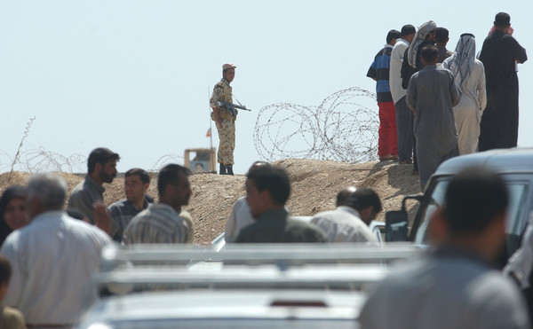 ▲一名伊朗士兵站在伊朗與阿富汗邊境的阿拉法特（Arafat）哨站，正在進行防衛工作，附近站著數十名伊拉克人。（圖／達志影像／美聯社）