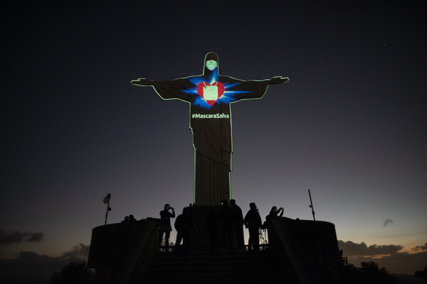 ▲▼巴西的里約熱內盧的基督救世主雕像好像戴著防護口罩一樣。（圖／美聯社）