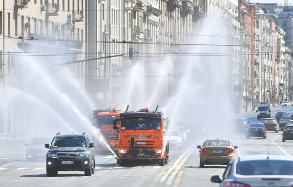 ▲▼俄羅斯派遣消防車在道路上噴灑消毒劑。（圖／路透）