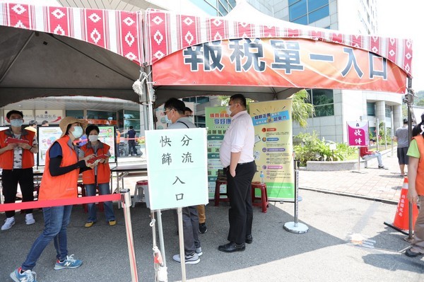 ▲防疫和便民措施達標，鄭文燦肯定國稅局桃園分局貼心服務。（圖／北區國稅局提供）