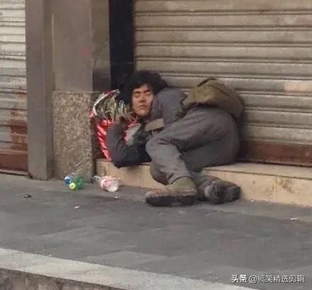 網友拍到神似彭于晏的街友，睡在路邊。（翻攝自網路）