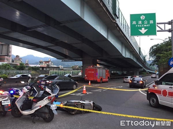 ▲▼消防化學車與機車騎士擦撞，騎士送醫後搶救不治。（圖／記者陳豐德翻攝）