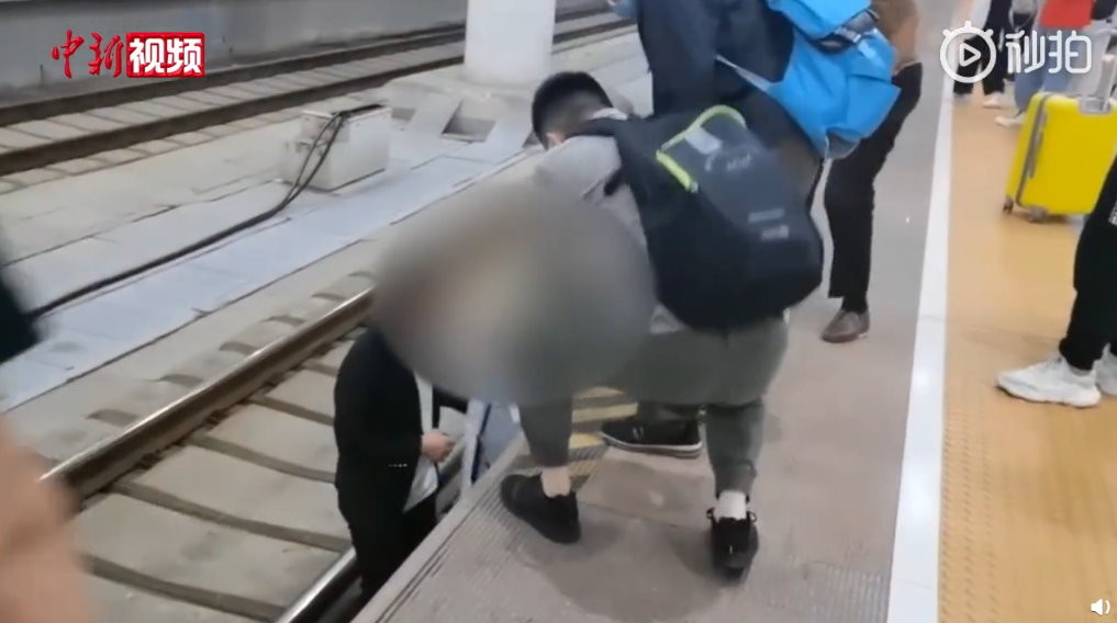 要搭20：00的高鐵！男友喝醉買錯票　她怒跳月台「站鐵軌中」下場曝光。（圖／翻攝《中新網》）