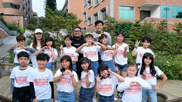 小歌手跨海獻唱抗疫金曲製作人打造 遠距離的愛 Ettoday星光雲 Ettoday新聞雲 小歌手跨海獻唱抗疫金曲製作人打造 遠距離的愛 Ettoday星光雲 Ettoday新聞雲