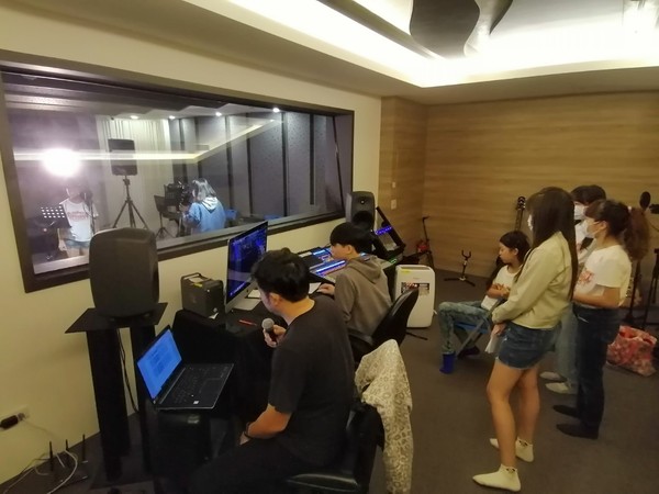 小歌手跨海獻唱抗疫金曲製作人打造 遠距離的愛 Ettoday星光雲 Ettoday新聞雲 小歌手跨海獻唱抗疫金曲製作人打造 遠距離的愛 Ettoday星光雲 Ettoday新聞雲