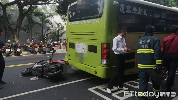 ▲台北市萬華區青年路2名騎士滑進公車底部。（圖／記者黃彥傑攝）