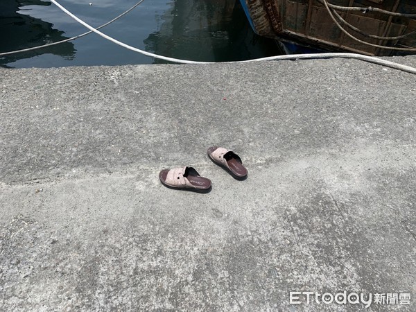 ▲▼在宜蘭南方澳第一漁港跳港身亡的婦人，留在港邊的一雙拖鞋。（圖／記者游芳男翻攝，下同）