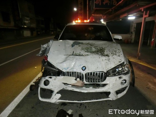 ▲許男駕駛這輛BMW自小客車衝人鮮魚湯店內，車頭全毀            。（圖／記者陳崑福翻攝）            