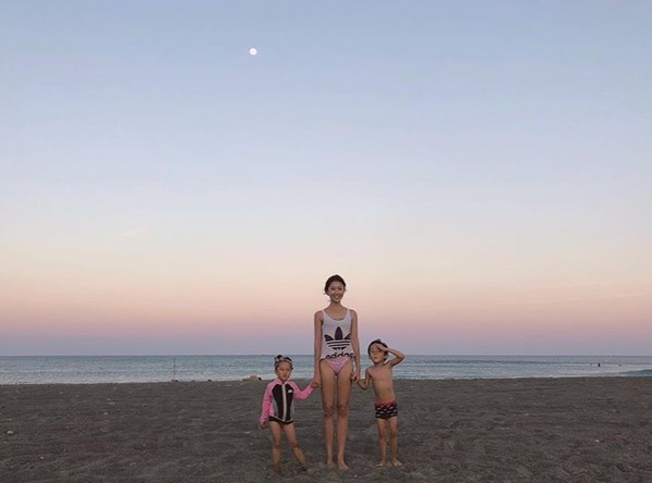 ▲隋棠穿比基尼秀長腿。（圖／翻攝自隋棠Instagram）