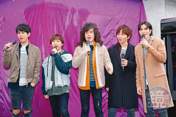 蕭敬騰（右一）不遺餘力地提攜自己所組的樂團「獅子LION」（原名「獅子合唱團」）。