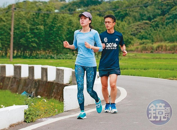 4/25  13 : 25 跑步是吳彭弘（右）和簡芳貞（左）的共通興趣，也許正因如此，2人雖已過中年，仍能維持不錯的身材。